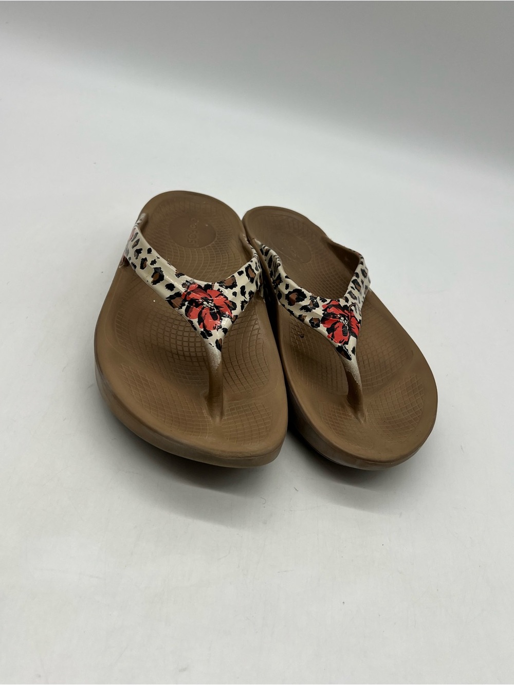 OOFOS OOlala Women’s Sz 9 Limited Leopard Floral Recovery Flip Flops Sandals.